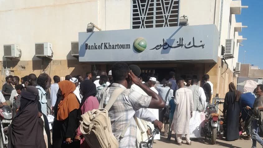 استبدال العملة يربك أسواق الخرطوم.. نقص في الكاش وارتفاع جنوني في أسعار السلع
